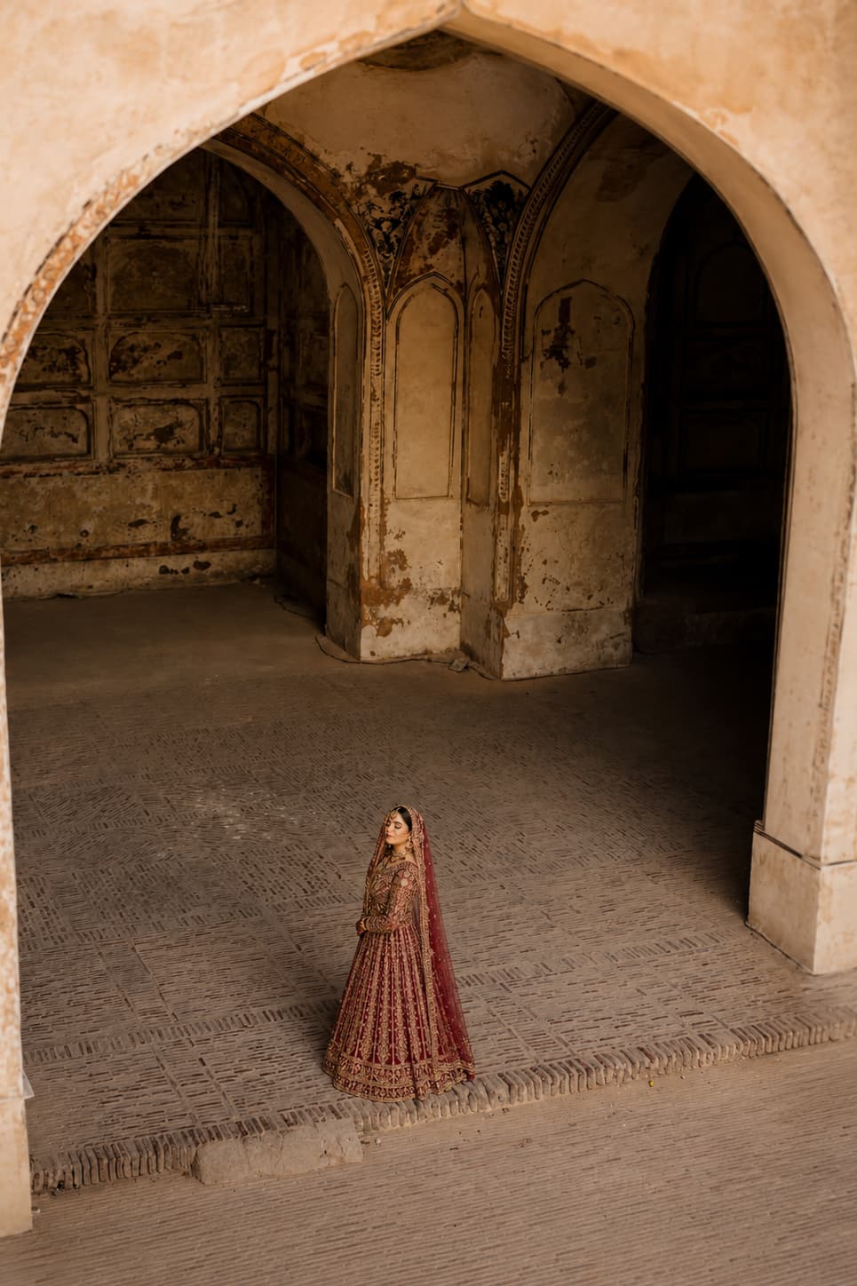 ExposurePro bridal portrait framed by historic Lahore architecture